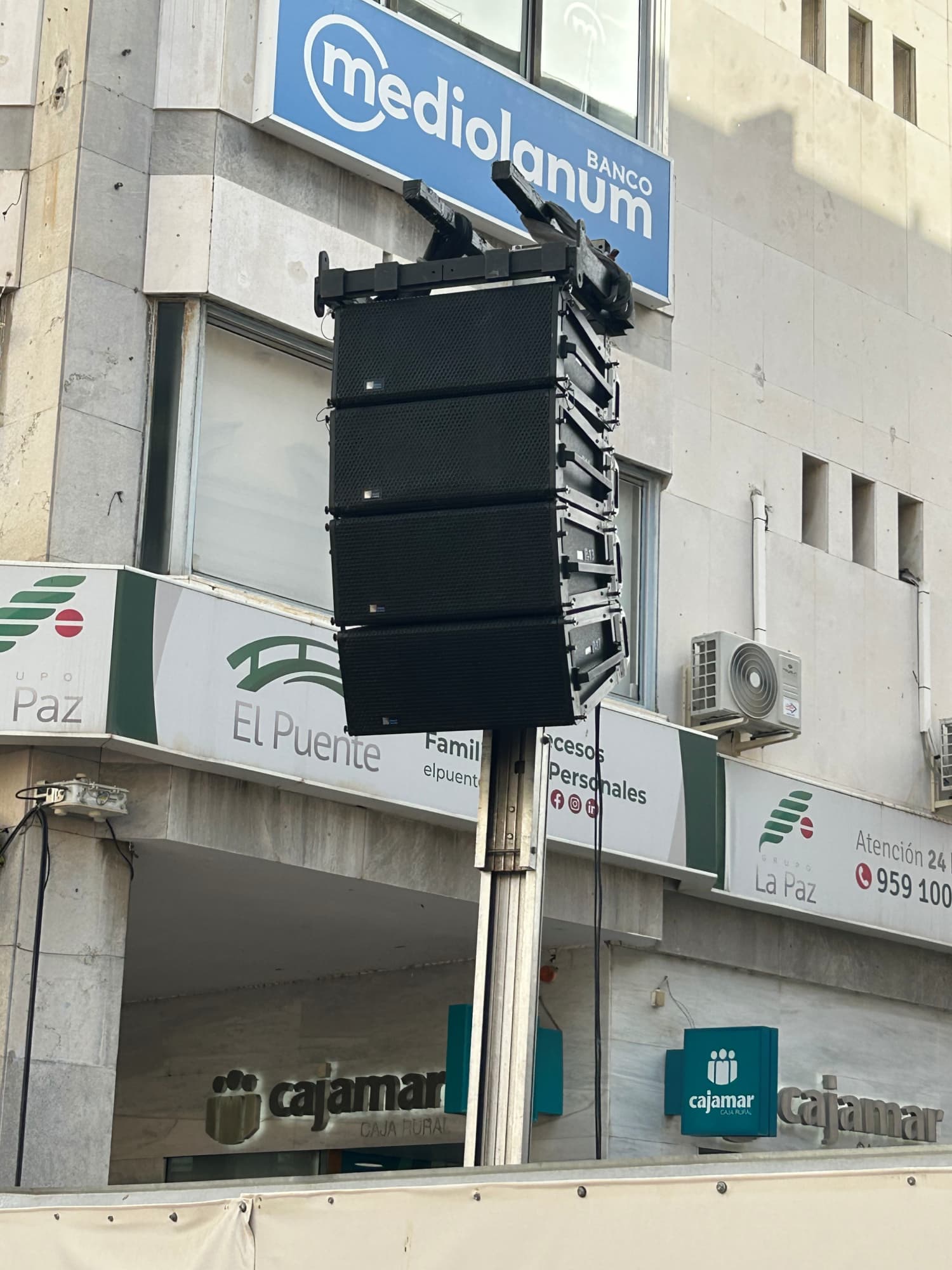 Sonorización profesional con Meyer Sound y DiGiCo en evento urbano multitudinario con sistema line array instalado en el recorrido de la Magna Mariana de Huelva