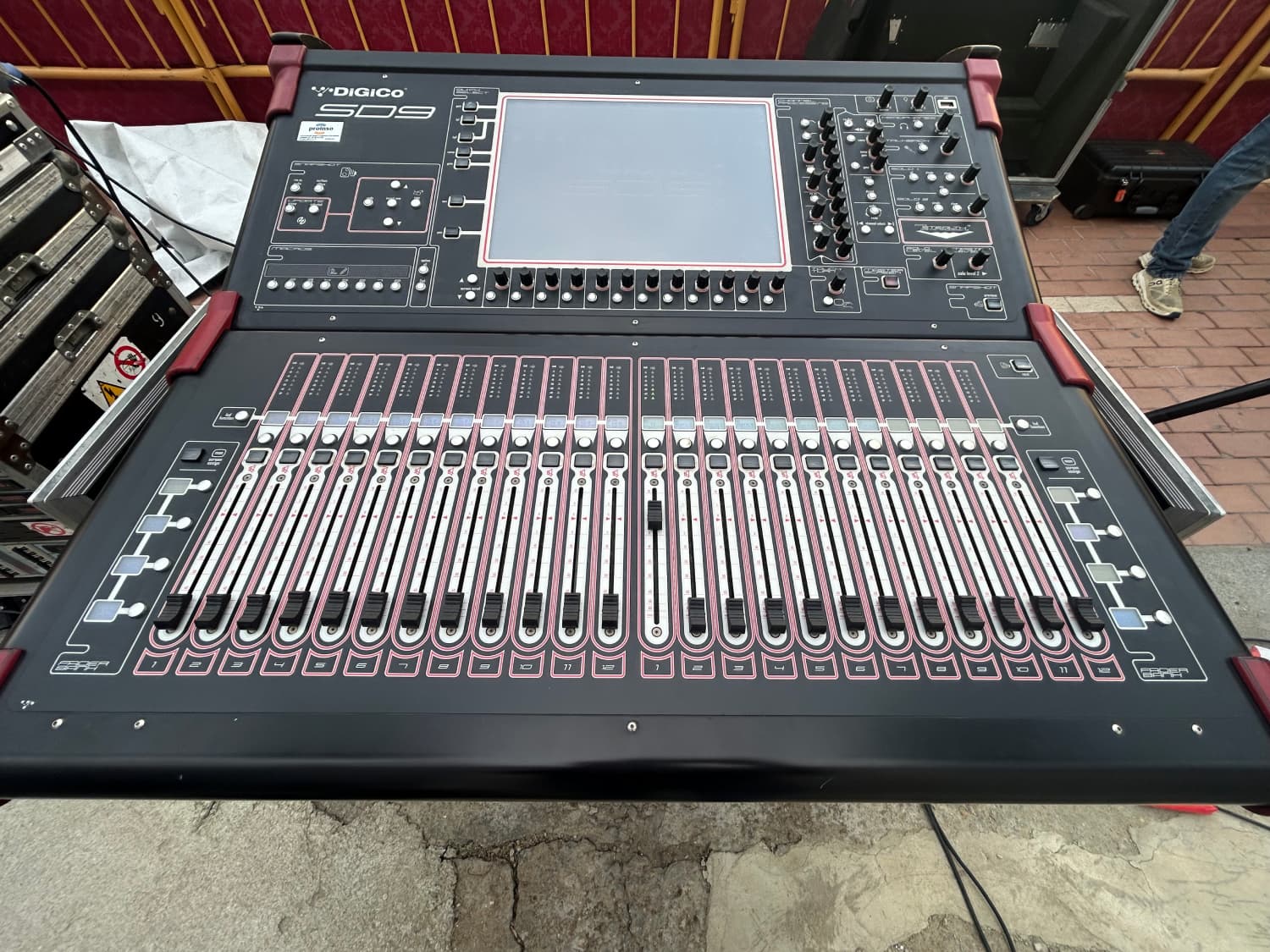 Sonorización profesional con Meyer Sound y DiGiCo mediante consola digital DiGiCo SD9 para control de mezcla en evento multitudinario en Huelva