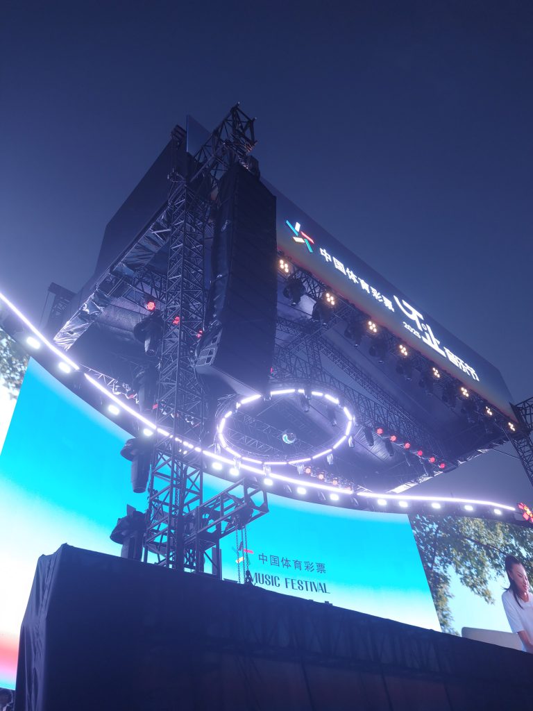 Line array LARA de DAS Audio instalado en el escenario principal del More Than a Music Festival en Hangzhou
