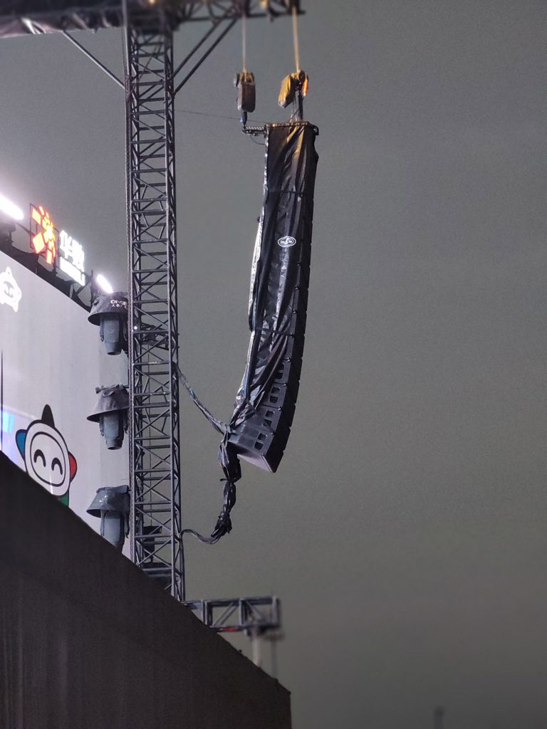 Sistema line array LARA de DAS Audio protegido en altura durante el montaje del More Than a Music Festival en Hangzhou