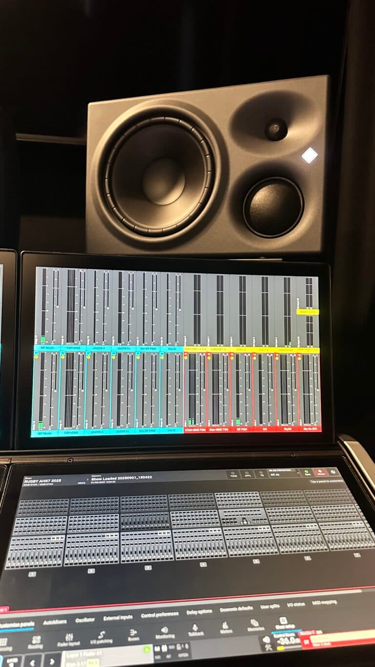 Monitor de estudio Neumann utilizado en NEP Australia junto al flujo de trabajo con Sennheiser Spectera