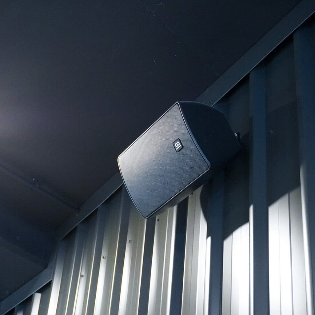 Altavoz Optimal Audio instalado en un centro de ocio infantil como parte de una solución de audio profesional para instalaciones de ocio y entretenimiento.