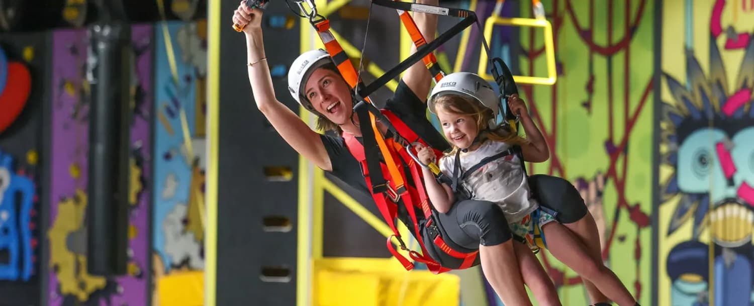 Niños disfrutando de una zona de juego en Jungle Adventure Play Centre con sonido ambiental controlado gracias a Optimal Audio en instalaciones de ocio y entretenimiento
