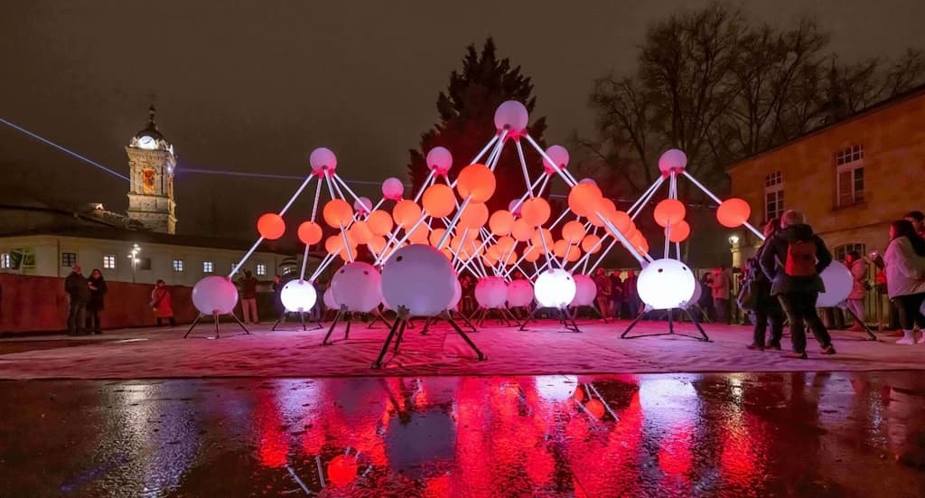 Escultura lumínica interactiva exterior con esferas en Umbra Light Festival en Vitoria-Gasteiz.