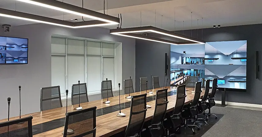 Sala de conferencias del Pioneers Palace de Almaty equipada con solución audiovisual AREC para eventos educativos e institucionales