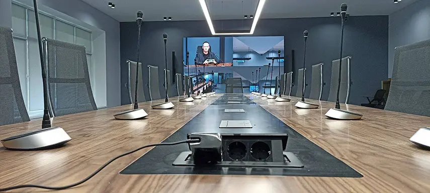 Sala de conferencias del Pioneers Palace de Almaty equipada con solución audiovisual AREC para grabación y streaming de eventos institucionales