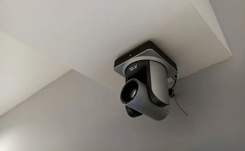 Cámara PTZ AREC CI-22H instalada en el techo para grabación multicámara en el caso de éxito AREC del Pioneers Palace de Almaty