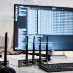 Equipo de pruebas DECT NR+ con antenas y monitor mostrando análisis de red durante el proyecto MERCI.