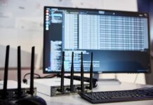 DECT NR+: el proyecto MERCI revoluciona las redes privadas 5G con tecnología inalámbrica de nueva generación Equipo de pruebas DECT NR+ con antenas y monitor mostrando análisis de red durante el proyecto MERCI.