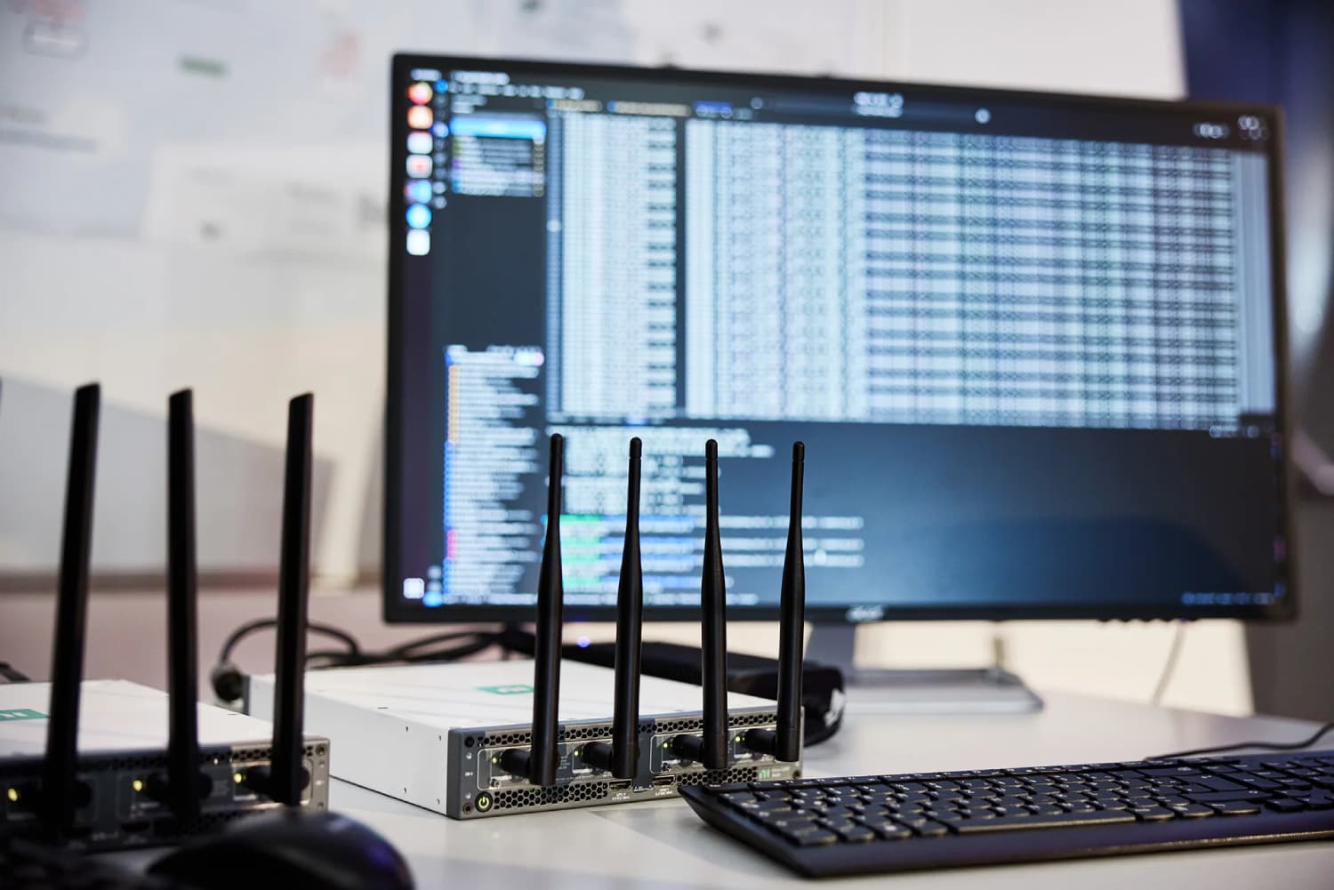 Equipo de pruebas DECT NR+ con antenas y monitor mostrando análisis de red durante el proyecto MERCI.