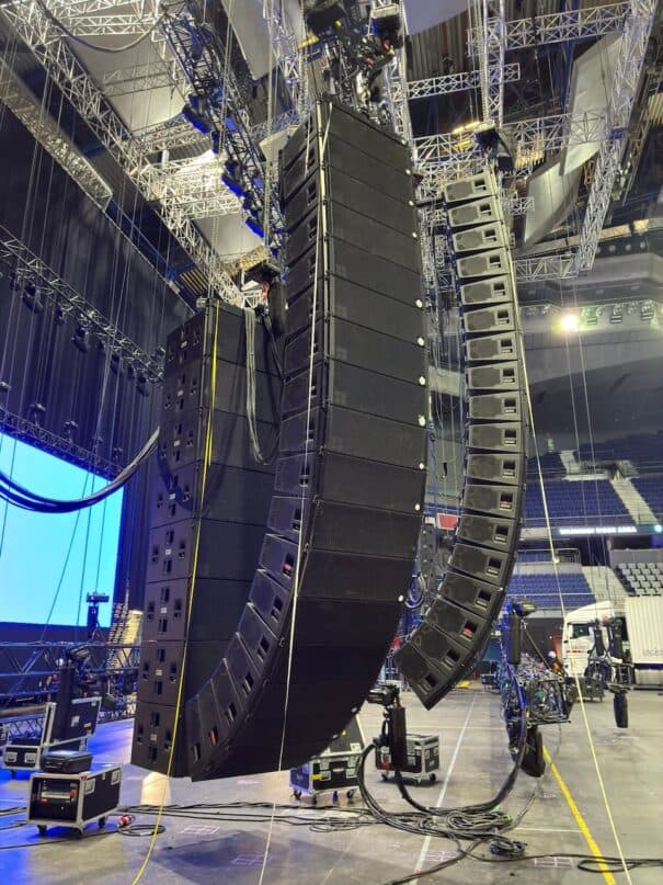Sistema KSL de d&b audiotechnik colgado en configuración line array durante el montaje de un concierto en arena.