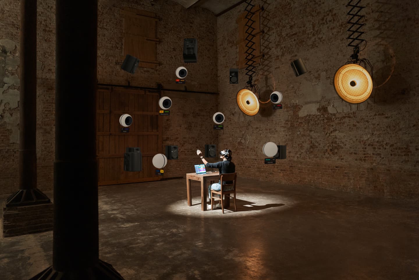 Interfaz 3D de Neumann VIS mezcla inmersiva mostrando objetos de audio espaciales alrededor del usuario en un entorno virtual de Apple Vision Pro.