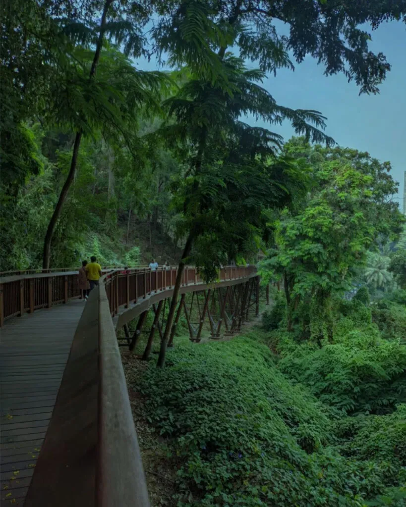 Pasarela elevada de Malabar Hill con integración de altavoces SoundTube en Bombay para sonido