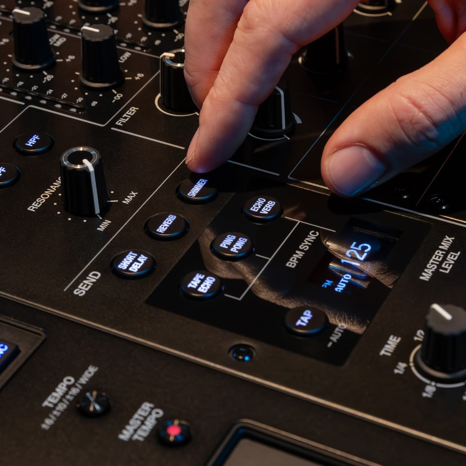 Uso de efectos Send FX en el mezclador DJ AlphaTheta DJM-V5 durante una actuación