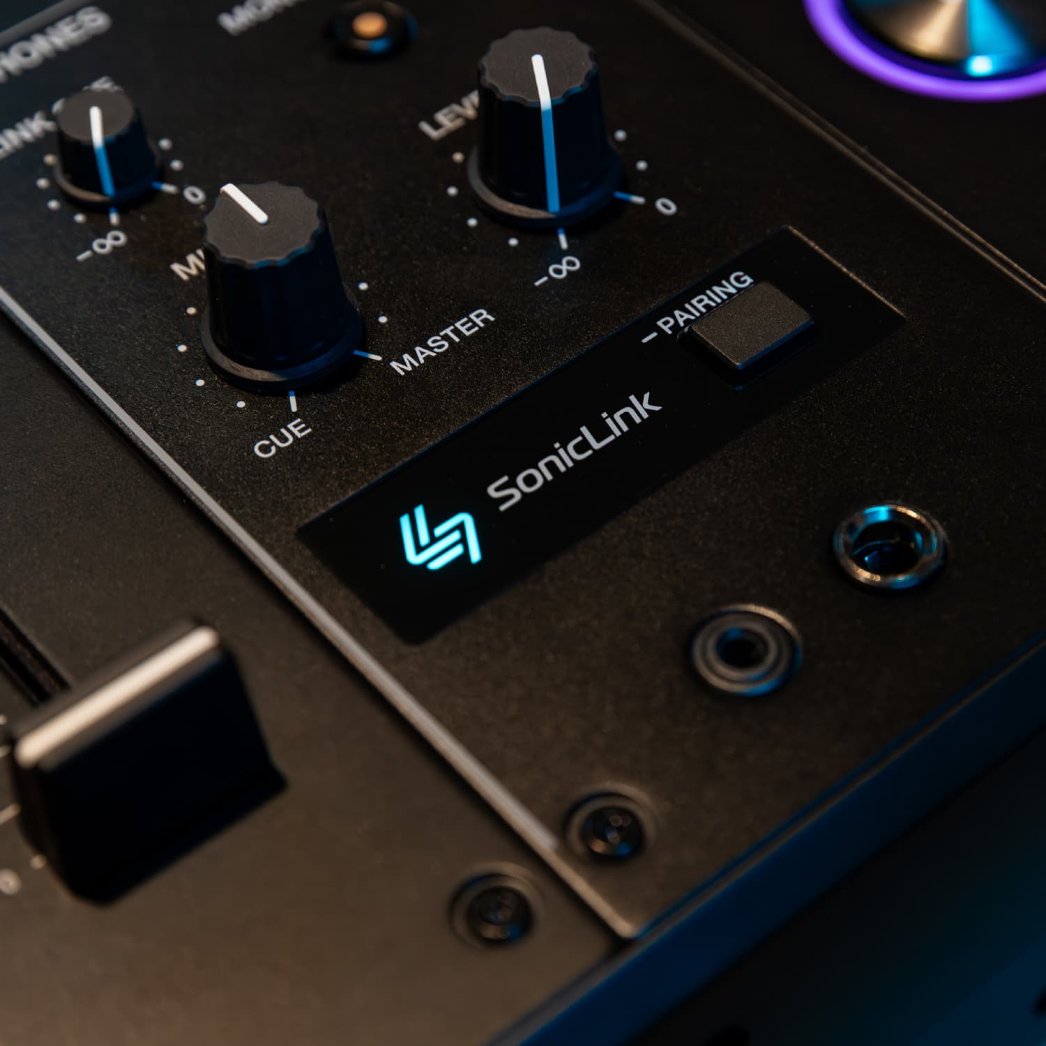 Detalle del AlphaTheta DJM-V5 con tecnología SonicLink para monitorización inalámbrica