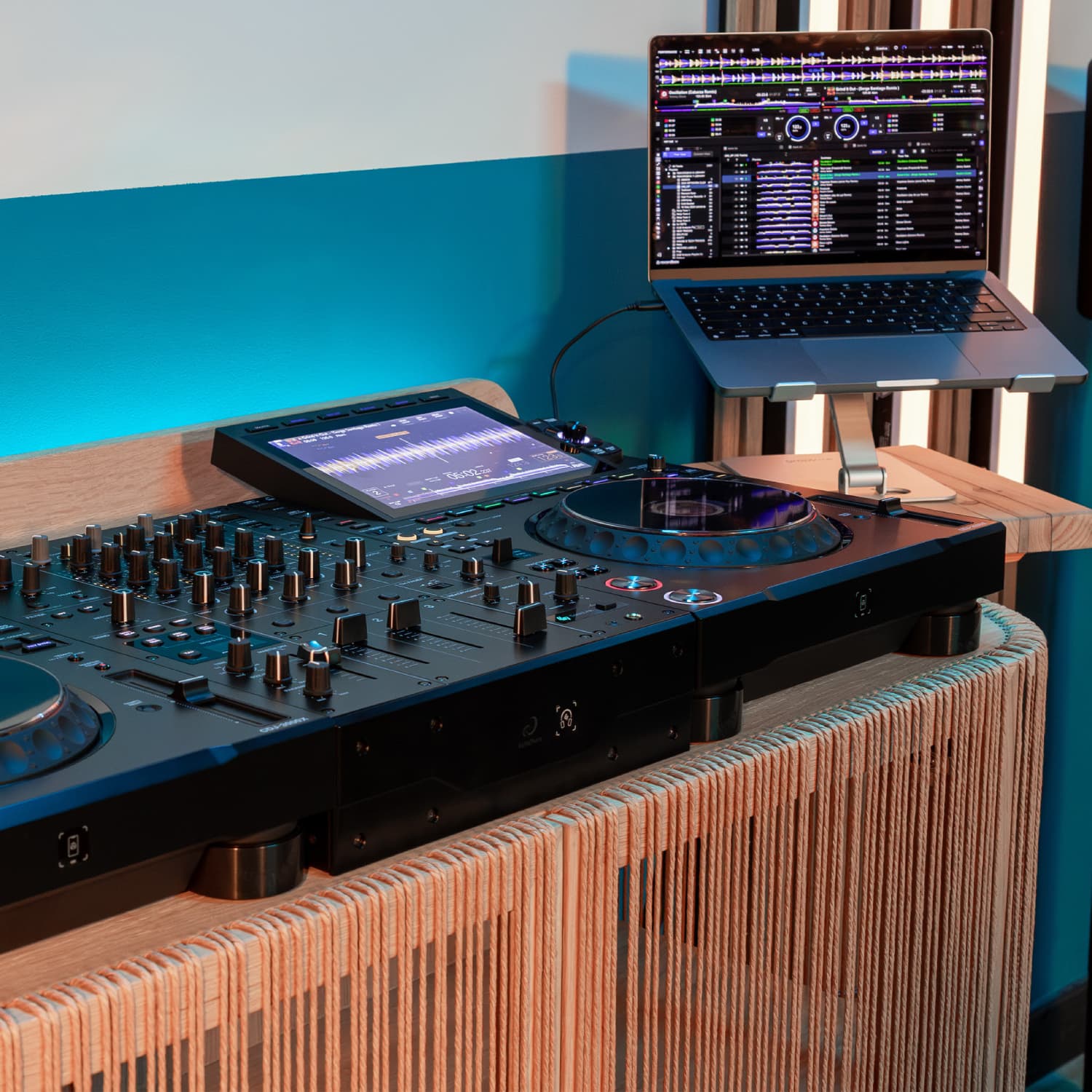 DJM-V5: la nueva mesa de mezclas profesional de AlphaTheta con monitorización inalámbrica y sonido premium 7 AlphaTheta DJM-V5 mezclador DJ de 3 canales conectado a portátil en cabina profesional