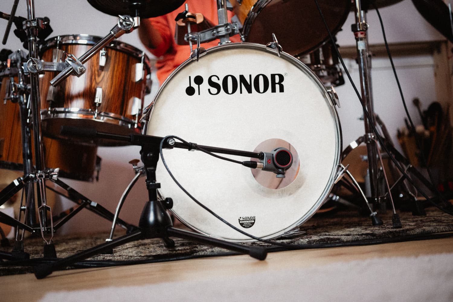 Micrófono de bombo Austrian Audio OC-B6 instalado en batería para directo y estudio