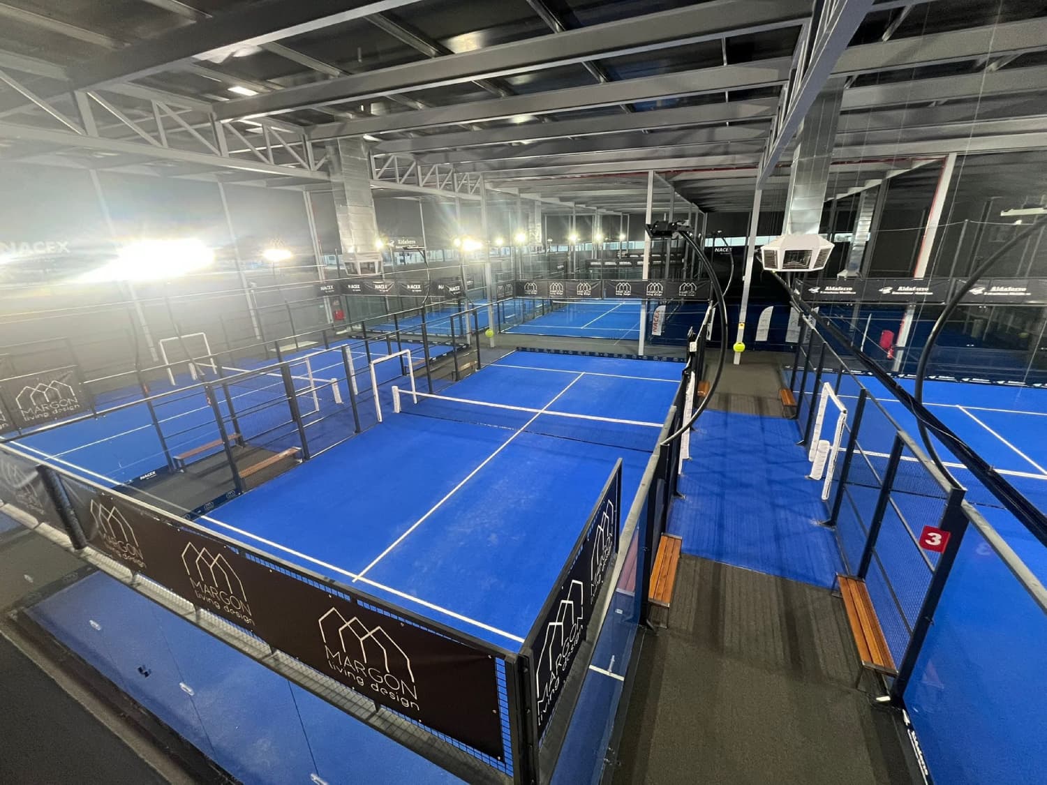 Instalación de sonido profesional para clubes de pádel en Avanzza Pádel con audio integrado en pistas indoor climatizadas