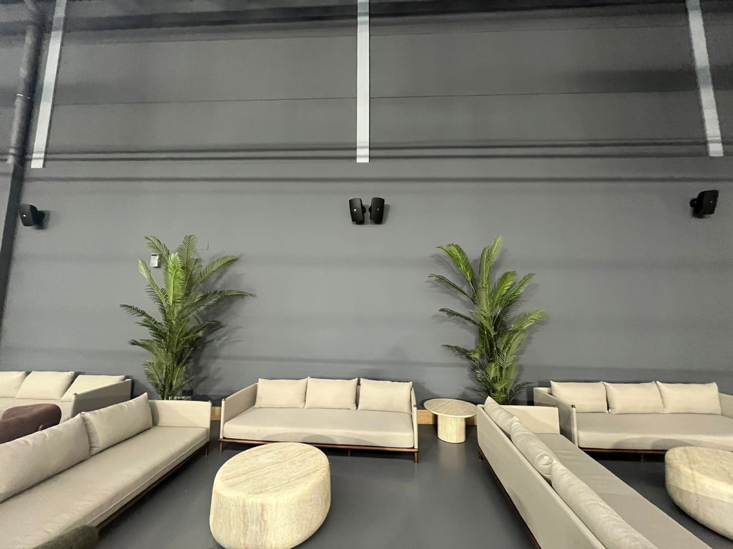 Sistema de sonido profesional integrado en zona social de Avanzza Pádel con altavoces discretos para música ambiental