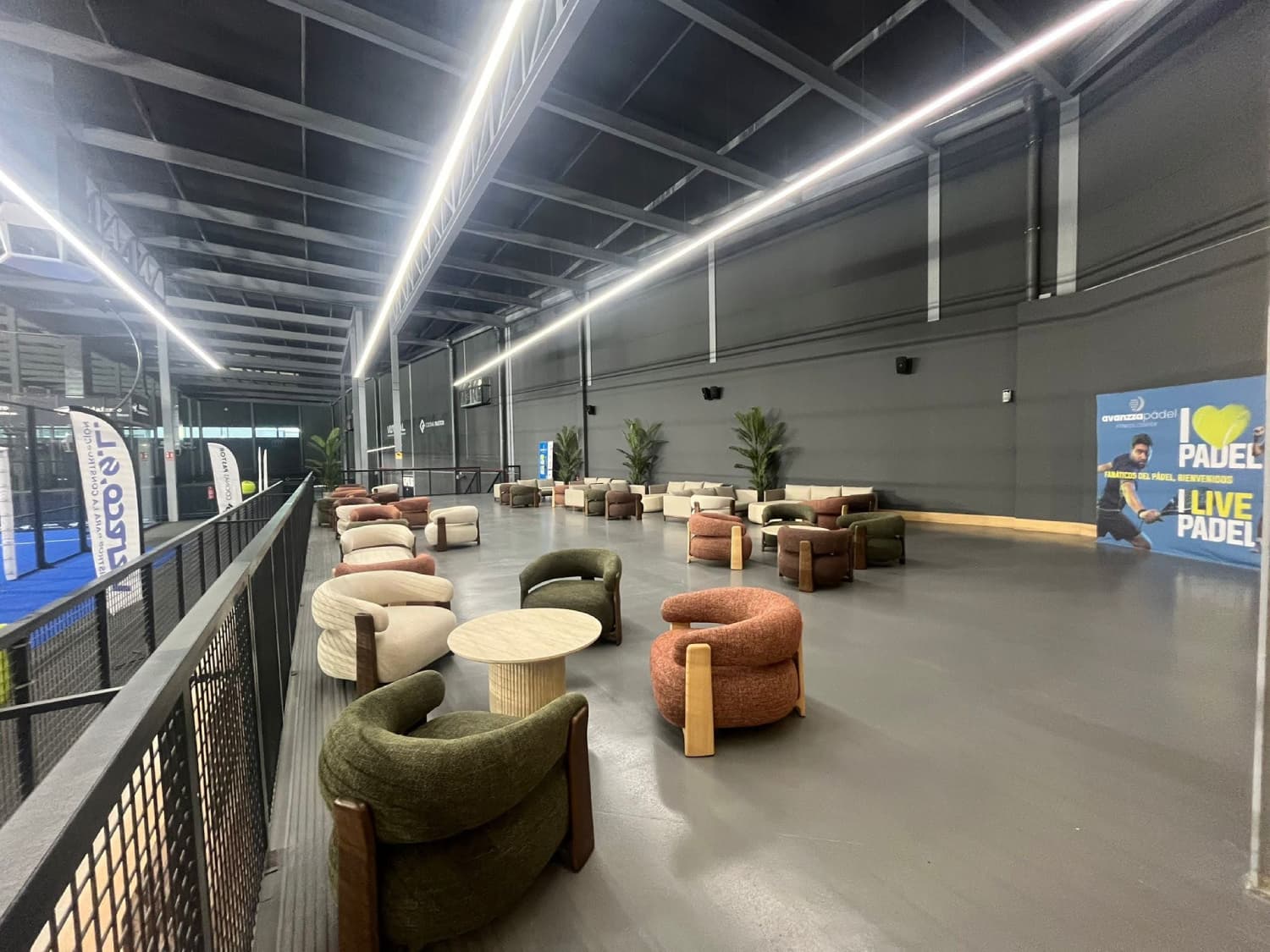 Audio multizona en instalación de sonido profesional para clubes de pádel con zonas lounge y pistas indoor