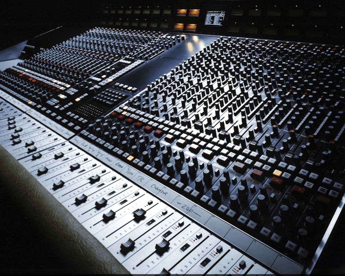 vista cercana de una consola SSL serie 4000: channel strip analógico con faders, EQ y sección de dinámica.