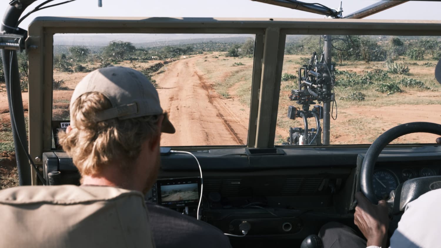 configuración de rodaje en vehículo para documental de vida salvaje en Keniaconfiguración de rodaje en vehículo para documental de vida salvaje en Kenia
