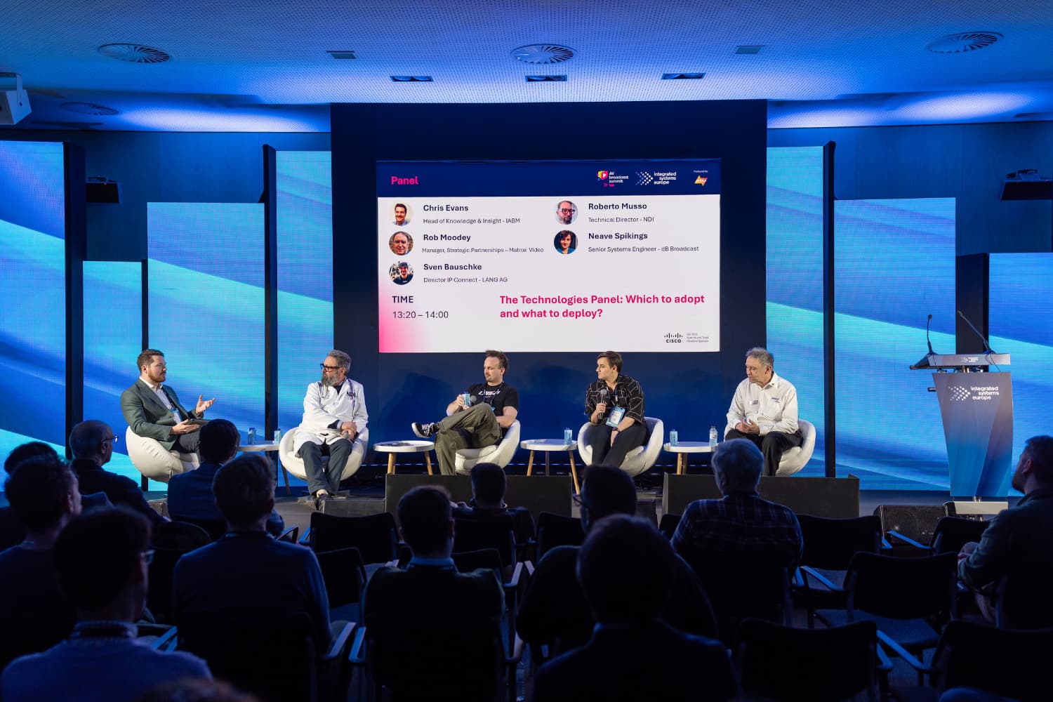 Panel de expertos durante una sesión del programa de contenidos ISE 2026 centrada en edificios inteligentes y transformación digital en Smart Building Summit.