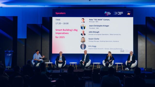 Debate profesional en el Broadcast AV Summit dentro del programa de contenidos ISE 2026, con especialistas analizando tecnologías audiovisuales y flujos de trabajo.