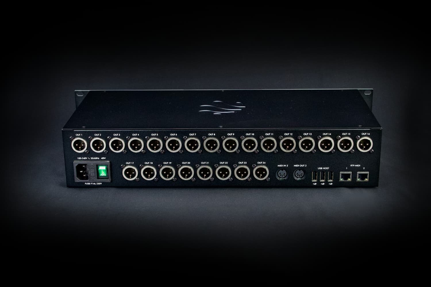 iConnectivity PlayAUDIO2U: panel trasero con 24 salidas XLR, conexiones MIDI, USB Host y Ethernet RTP para directo.