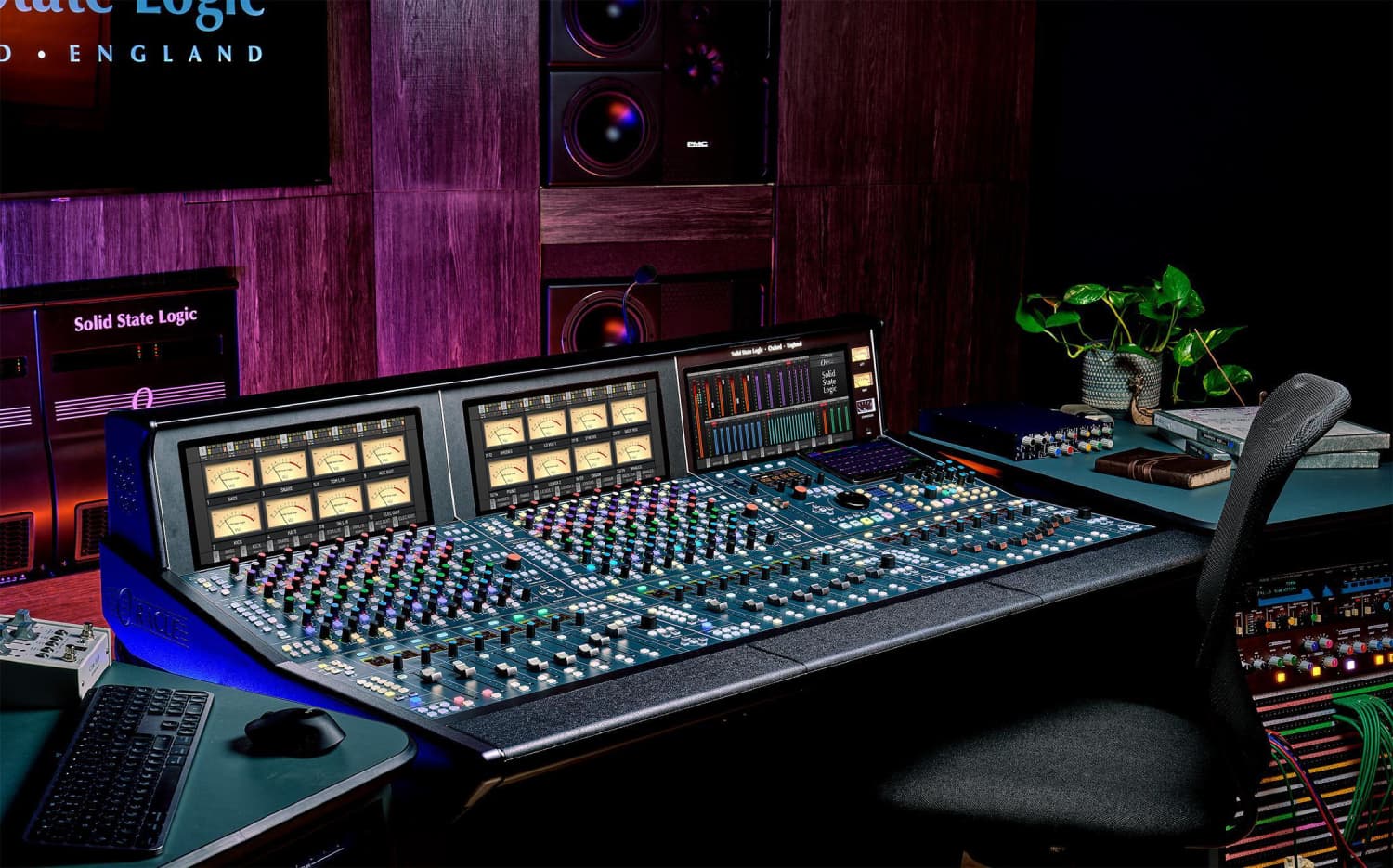 The SSL Channel Strip Guide 2025: consola SSL Oracle analógica recallable en estudio, con medidores, faders y controles.