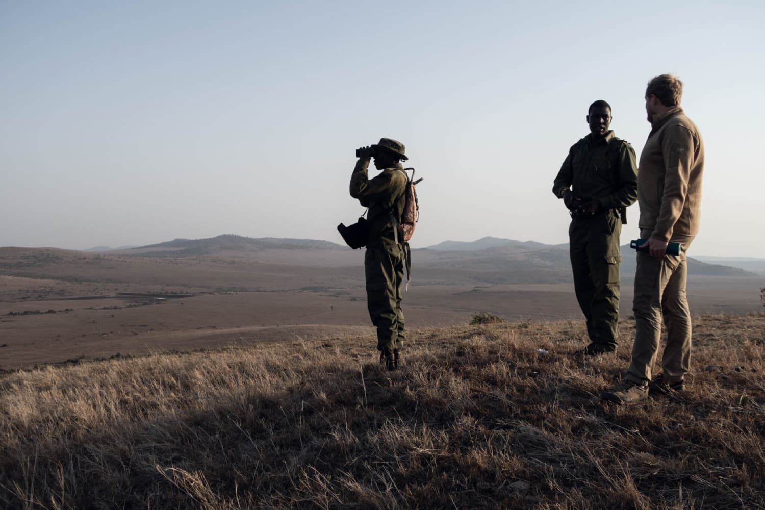 Tom Martienssen junto a guardabosques en Kenia durante el rodaje del documental Rhino
