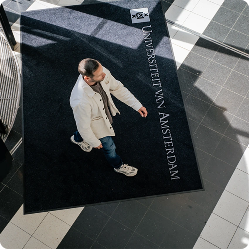 Entrada de la Universidad de Ámsterdam como parte de un campus universitario con procesos de gestión de citas digitalizados