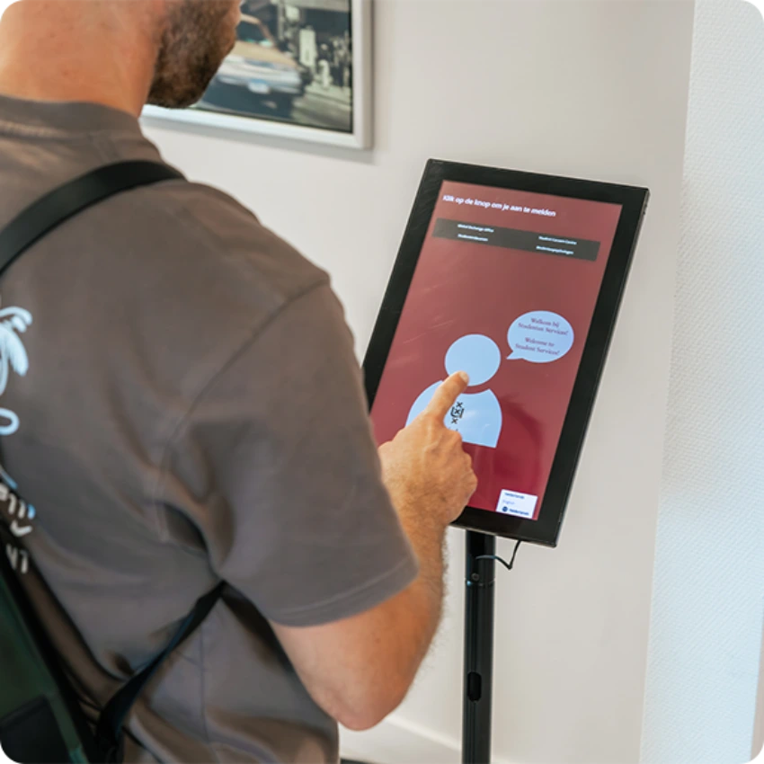 Registro de estudiantes mediante quiosco digital con pantalla táctil para gestión de citas en universidades