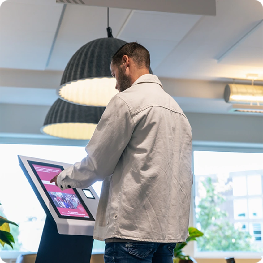 Quiosco digital para gestión de citas en universidades utilizado por estudiantes en el campus de la Universidad de Ámsterdam