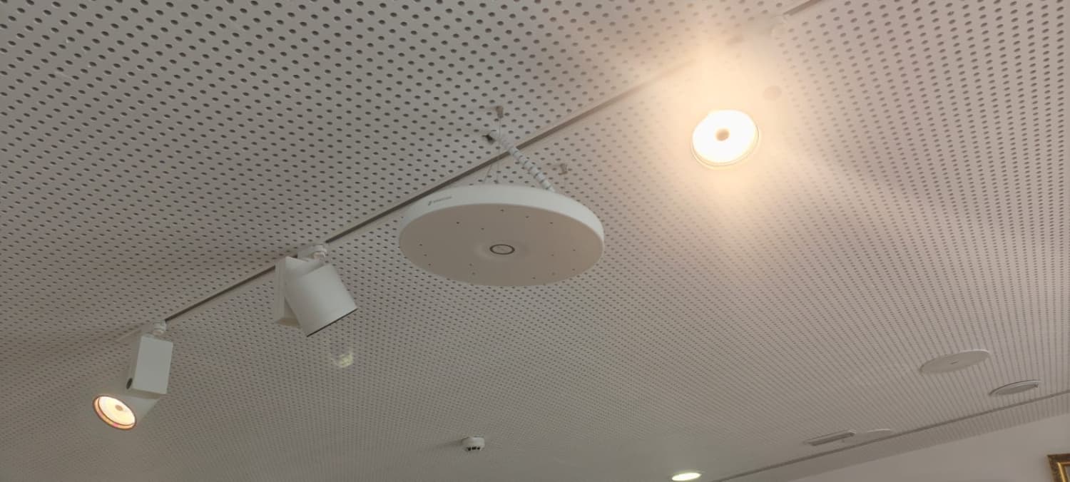 sistema de audio profesional para salas de juntas con micrófono de techo Sennheiser TeamConnect Ceiling Medium
