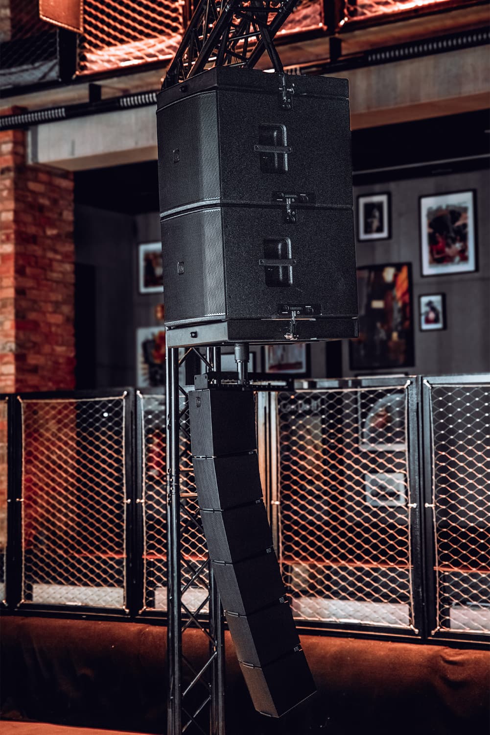 Sistema line array MAILA pasivo LD Systems en configuración volada para instalaciones y touring