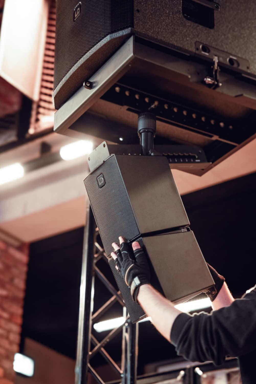 Montaje del sistema MAILA pasivo LD Systems con amplificación externa para instalaciones fijas