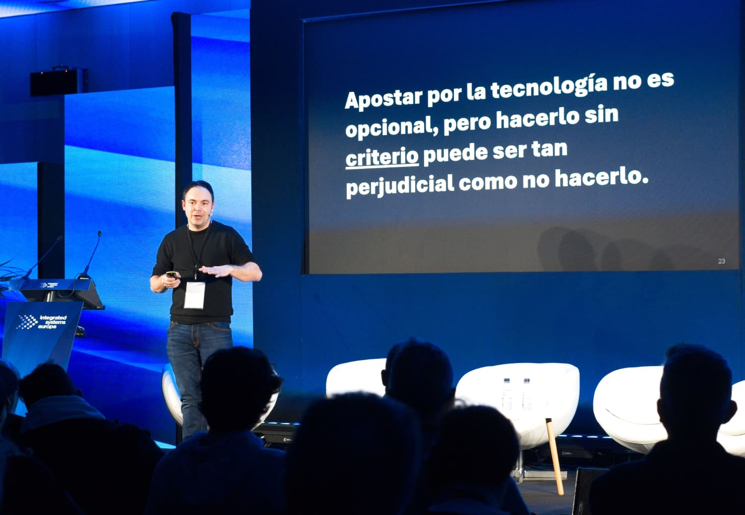 Conferencia del Congreso AVIXA en ISE sobre tecnología y criterio en la transformación digital de la industria audiovisual