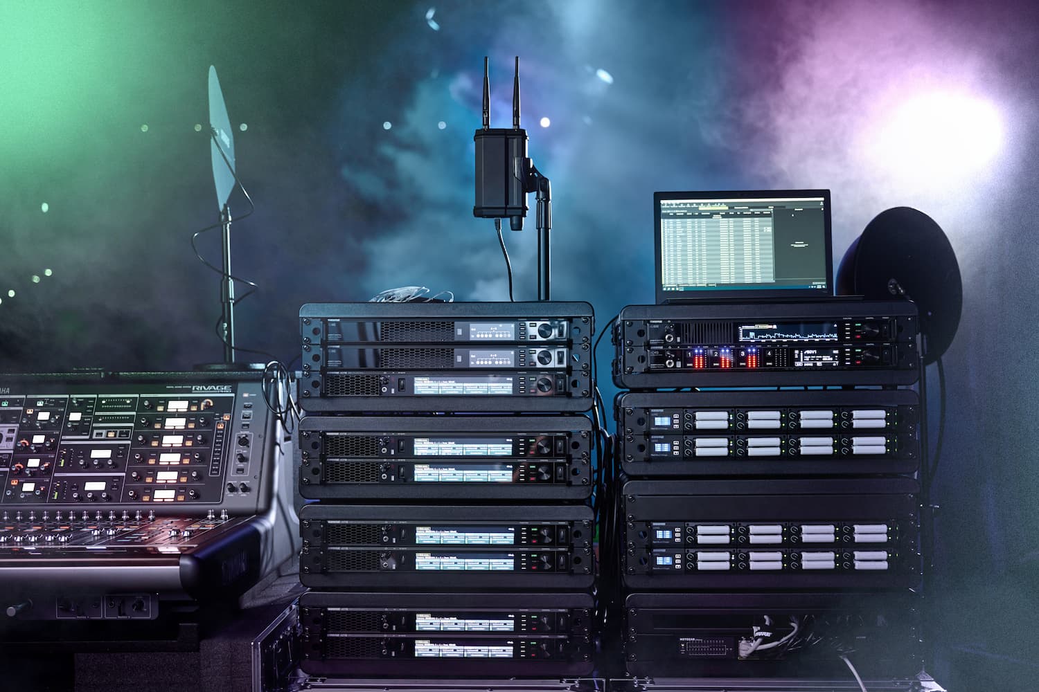 AD PSM de Shure: sistema completo de monitorización in-ear con racks y antenas para festivales