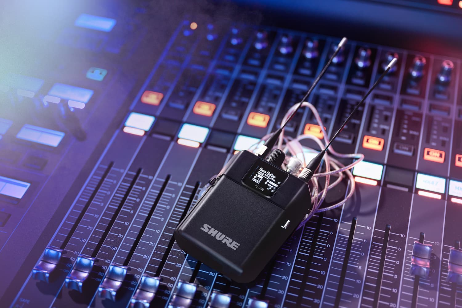 AD PSM de Shure: receptor in-ear sobre consola de monitores en directo