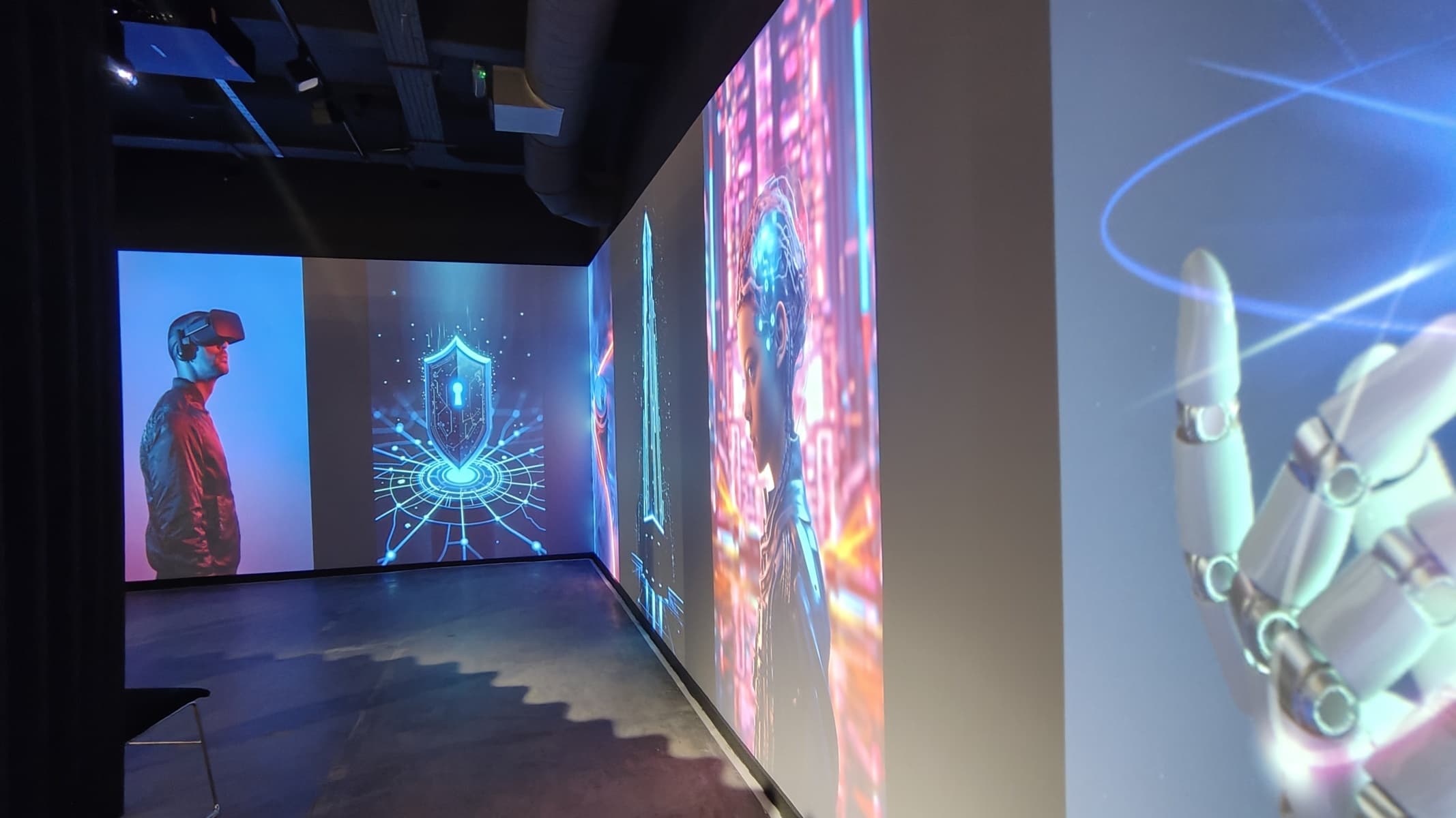 Christie en el Building Centre de Londres: instalación de proyectores Serie Jazz 4K1600-JS con proyección 4K inmersiva 3 Christie en el Building Centre de Londres transforma el principal espacio arquitectónico del Reino Unido con proyectores Serie Jazz 4K1600-JS en pantalla en L de 15 metros.