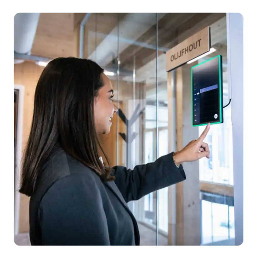 usuario utilizando panel de reserva de salas dentro de una solución de edificio inteligente