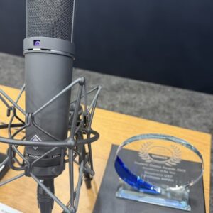 Neumann en NAMM 2026 con micrófono de estudio y premio recibido durante la feria de audio profesional.
