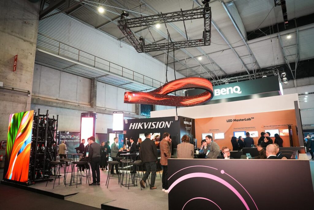 ISE 2027 9 Stand de Hikvision en ISE 2026 con soluciones LED, cartelería digital y ecosistema ProAV con IA