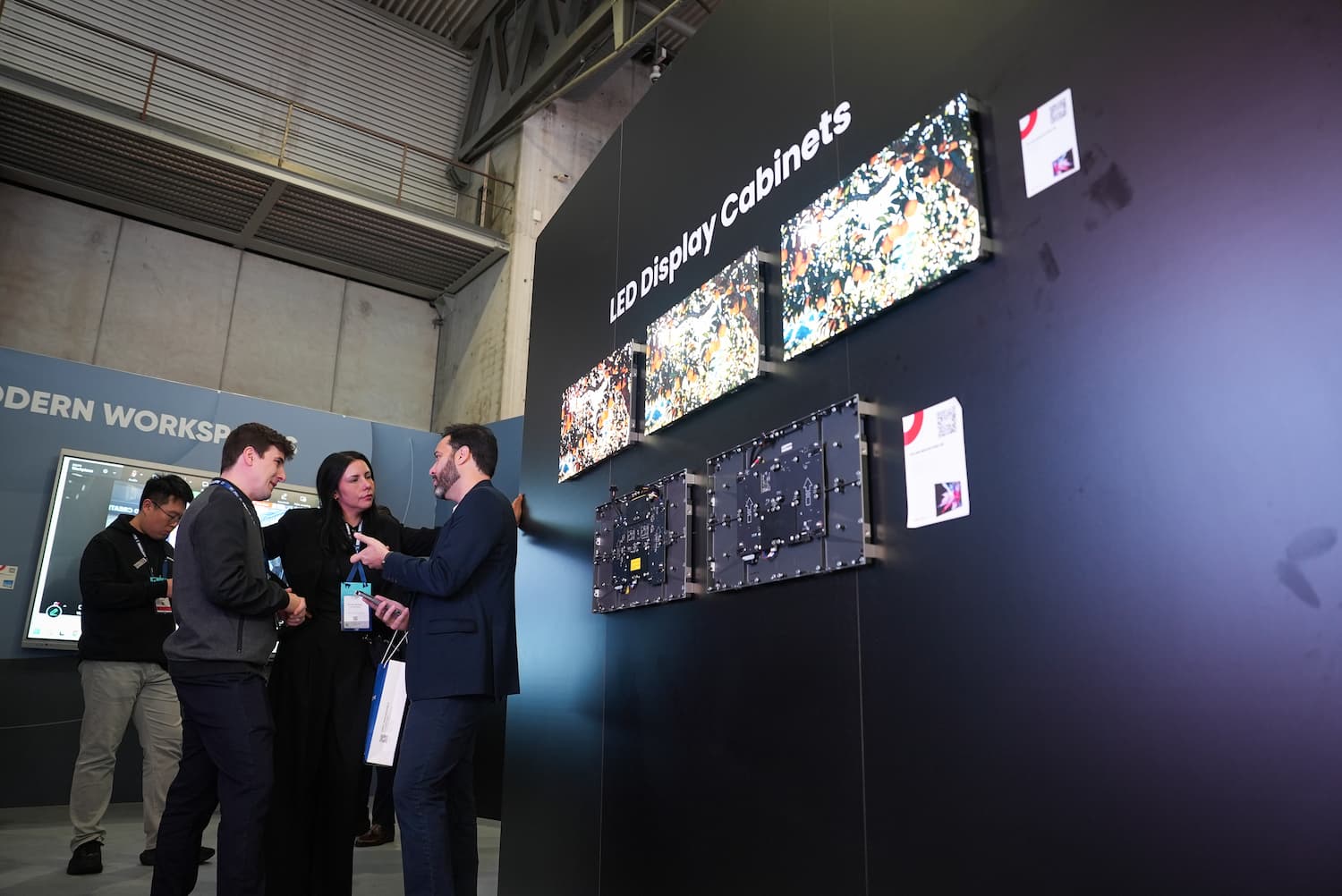 Hikvision en ISE 2026 mostrando pantallas LED Display Cabinets en su stand ProAV de Barcelona