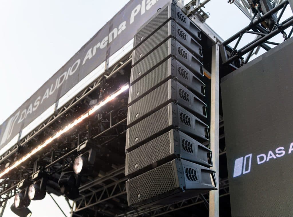 Configuración line array de la serie EVENT de DAS Audio en escenario profesional para aplicaciones de directo.