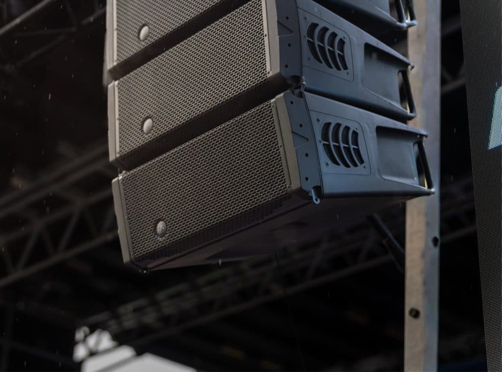 Detalle del line array de la serie EVENT de DAS Audio durante su presentación técnica en NAMM 2026.