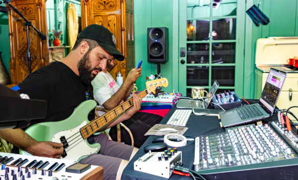 Arturia FX Collection 6 en estudio: músico grabando bajo eléctrico en sesión de producción y mezcla