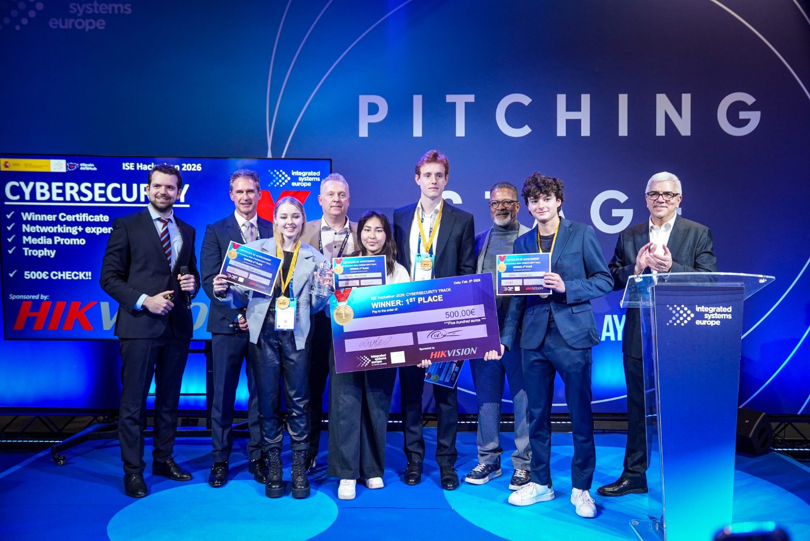 Hikvision en ISE 2026 durante la entrega del Hackathon de Ciberseguridad con estudiantes ganadores y jurado