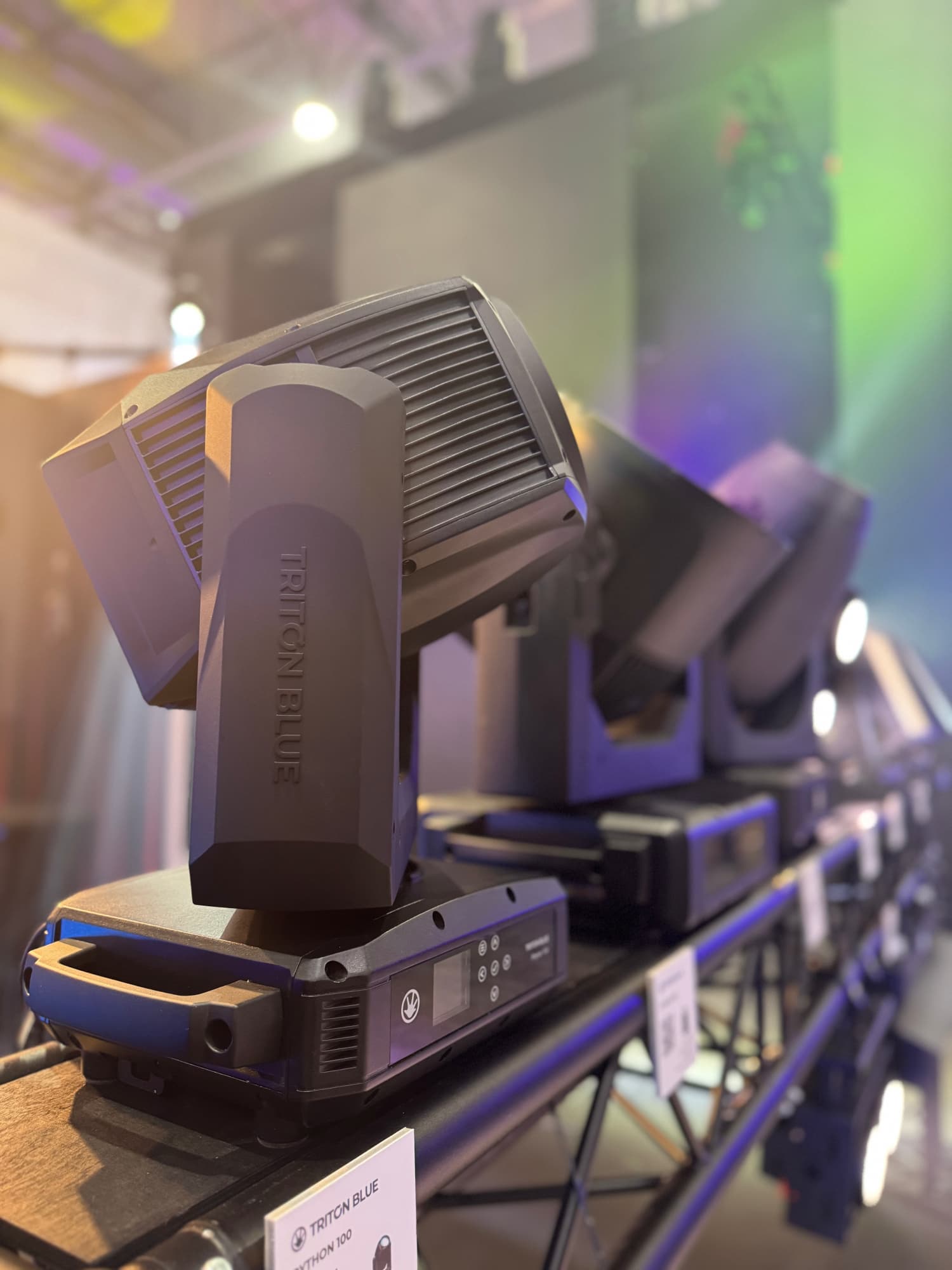 Cabezas móviles Triton Blue Python 100 expuestas en el stand de MH Group en ISE 2026 como solución de iluminación profesional para eventos y espectáculos.